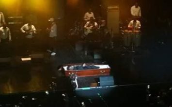 Pour la célébration de ses 30 ans de carrière au Trianon, Petit Pays était arrivé dans un cercueil sur le podium.